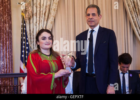 Le sous secrétaire Stengel présente le premier prix Jeunes leaders émergents pour les Jeunes Leaders Award à Ahlem Nasraoui de Tunisie Banque D'Images