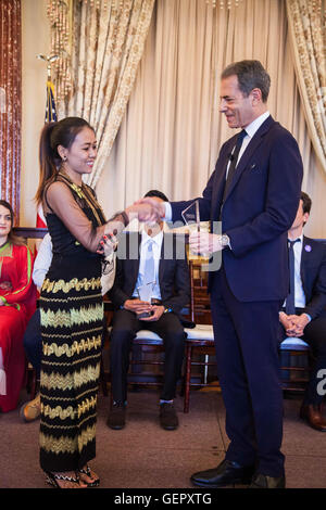 Le sous secrétaire Stengel présente le premier prix Jeunes leaders émergents pour les Jeunes Leaders Award pour Thinzar Shunlei Yi de Birmanie Banque D'Images