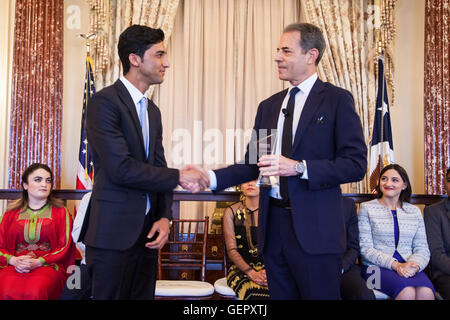 Le sous secrétaire Stengel présente le premier prix Jeunes leaders émergents à Ahmad Shakib Mohsanyar d'Afghanistan Banque D'Images