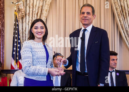 Le sous secrétaire Stengel présente le premier prix Jeunes leaders émergents pour les Jeunes Leaders Award à Nino Nanitashvili de Géorgie Banque D'Images