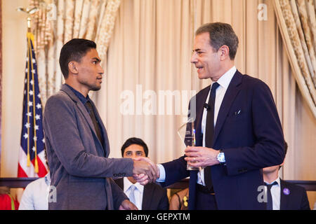 Le sous secrétaire Stengel présente le premier prix Jeunes leaders émergents pour les Jeunes Leaders Award pour Zulfirman Rahyantel d'Indonésie Banque D'Images