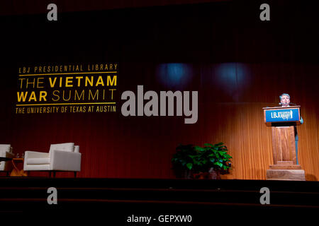 Université du Texas à Austin Président clôtures commence la secrétaire avant d'Introductions Kerry prononce un discours sur le passé et l'avenir de la relation entre les États-Unis et le Vietnam à la guerre du Vietnam au Sommet de la LBJ Presidential Library Banque D'Images