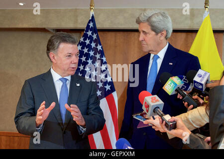 Le secrétaire d'Etat John Kerry et le président colombien Juan Manuel Santos s'attaquer aux journalistes à l'issue de Réunion bilatérale Banque D'Images