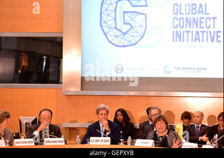 Kim, Président de la Banque mondiale et secrétaire Kerry écouter comme sous-secrétaire d'État Novelli prononce une allocution à l'Initiative Global Connect Cas à Washington Banque D'Images