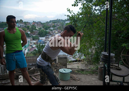 Une salle de sport en plein air dans la banlieue de Santiago, Cuba Banque D'Images