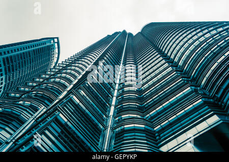 Vue d'angle de fond texturé édifice moderne en verre des gratte-ciel Banque D'Images