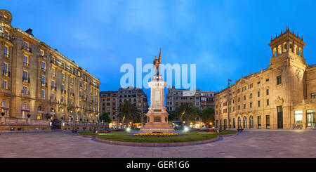 Oquendo square avec monument à Antonio de Oquendo le soir, San Sebastian, Pays Basque, Espagne Banque D'Images