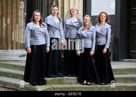 De 0001 sous embargo mercredi 27 juillet EDITORIAL N'utilisez que des dames de la Monteverdi Choir porté des vestes conçues par Dame Vivienne Westwood et Andreas Kronthaler au Henry Wood Hall de Londres. Banque D'Images