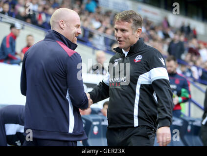 Burnley manager Sean Dyche (à gauche) et Bolton Wanderers manager Parkinson Phil se serrent la main avant le match amical de pré-saison au stade Macron, Botlon. Banque D'Images