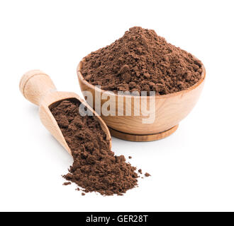 La poudre de cacao dans un bol en bois isolé sur blanc Banque D'Images