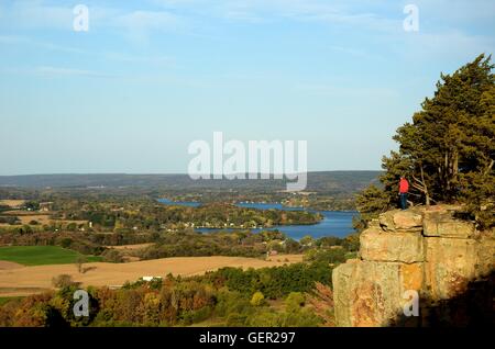 Homme debout sur une falaise à Gibraltar Rock State Natural Area dans le Wisconsin à l'automne Banque D'Images