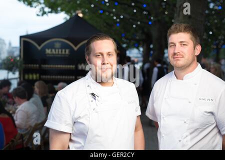 USAGE ÉDITORIAL SEULS Tom Duffil (à gauche) et Jack se vantent des chefs de restaurants Galvin qui assistent à la Maison Maillelle « la Rive gauche » sur la Southbank, Londres. Banque D'Images