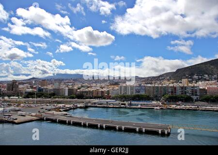 Voir à Santa Cruz de Tenerife un navire de croisière - Îles Canaries, Espagne. Banque D'Images