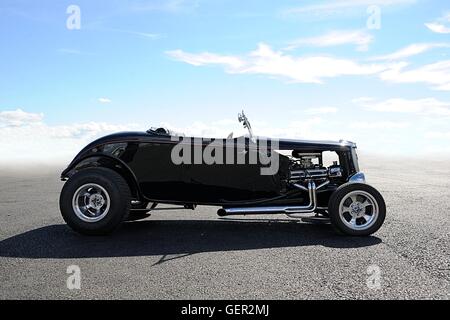 1937 Ford Coupe Hot Rod debout sur un aérodrome drag strip sur une journée ensoleillée Banque D'Images
