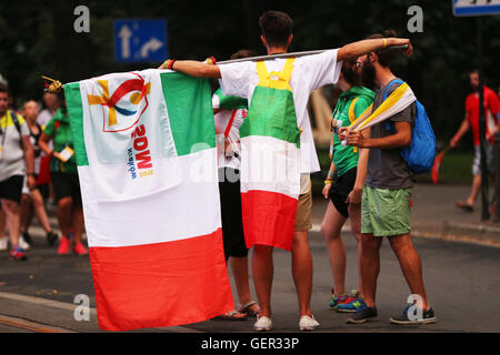 Cracovie, Pologne. 26 juillet, 2016. Des jeunes du monde entier a été observée autour de Cracovie, en Pologne, un jour avant sa sainteté, le Pape François est d'arriver en Pologne pour participer à la Journée mondiale de la jeunesse. Journée mondiale de la jeunesse a été lancé par Saint Jean Paul II en 1997 et destiné à être une série de rassemblements, la célébration de la communauté de l'Église catholique et sa foi. Les patrons de la Cracovie Journée Mondiale de la jeunesse sont Sainte Faustine et St. John Paul II. © Anna Ferensowicz/ Pacific Press/Alamy Live News Banque D'Images