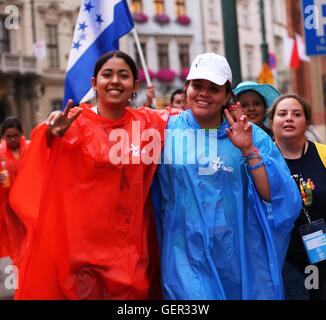 Cracovie, Pologne. 26 juillet, 2016. Des jeunes du monde entier a été observée autour de Cracovie, en Pologne, un jour avant sa sainteté, le Pape François est d'arriver en Pologne pour participer à la Journée mondiale de la jeunesse. Journée mondiale de la jeunesse a été lancé par Saint Jean Paul II en 1997 et destiné à être une série de rassemblements, la célébration de la communauté de l'Église catholique et sa foi. Les patrons de la Cracovie Journée Mondiale de la jeunesse sont Sainte Faustine et St. John Paul II. © Anna Ferensowicz/ Pacific Press/Alamy Live News Banque D'Images