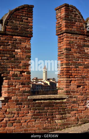 Basilique San Zeno vue à travers le pont Scaliger rempart médiéval, à Vérone Banque D'Images