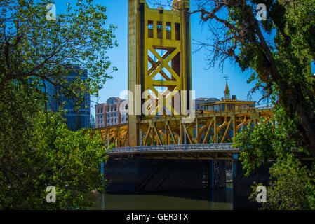 Pont de levage vertical de l'autre côté de la rivière Sacramento Capitol de Californie Banque D'Images