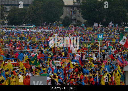 Cracovie, Pologne. 26 juillet, 2016. Des dizaines de milliers de pèlerins sont venus à Paris pour la Journée mondiale de la Jeunesse 2016 de tous les coins du globe. Des dizaines de milliers de jeunes pèlerins sont venus à la messe d'ouverture de la Journée mondiale de la Jeunesse 2016 de la Parc Blonia de Cracovie. La messe a été célébrée par le Cardinal Stanislaw Dziwisz, Archevêque de Cracovie. © Michael Debets/Pacific Press/Alamy Live News Banque D'Images