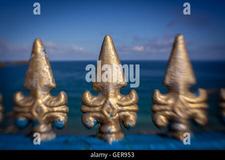 Un détail de la clôture en fer forgé de la balustrade au-dessus beach Banque D'Images