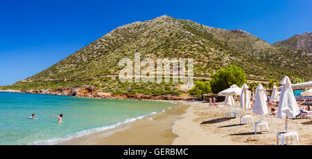 BALI, GRÈCE - 28 avril 2016 : Soleil Plage de Livadi Beach dans la baie de la mer de Bali village resort. Vues de la montagne, la côte. Crete Banque D'Images