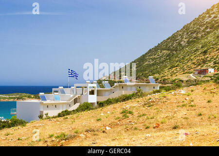 L'architecture grecque moderne, nouveau dans un bâtiment blanc de style constructiviste, se dresse sur la rive de la mer de Crète sur panneau solaire monté sur le toit Banque D'Images