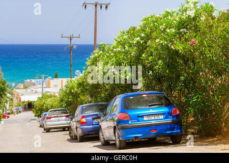 BALI, GRÈCE - 29 avril 2016 : location de voiture Peugeot 206 sont stationnés sur la rue en pente menant à la mer, sur office leasing Banque D'Images