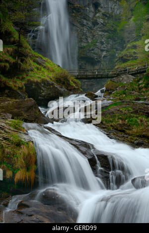 Froda-Wasserfall, Valle Verzasca bei Sonogno, Froda, Tessin, Suisse Banque D'Images