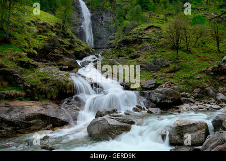 Froda-Wasserfall, Valle Verzasca bei Sonogno, Froda, Tessin, Suisse Banque D'Images