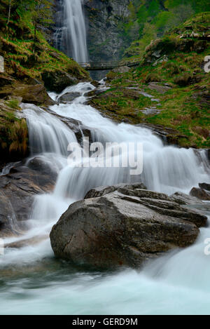 Froda-Wasserfall, Valle Verzasca bei Sonogno, Froda, Tessin, Suisse Banque D'Images