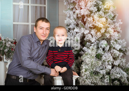 Père aimant avec son fils qui pose pour un portrait. 19 juin - an international maison de la fête des Pères. Séance photo de famille Banque D'Images