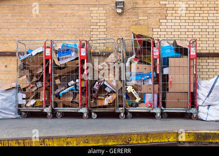 Déchets - emballages en carton de supermarché en attente d'être recyclés Banque D'Images