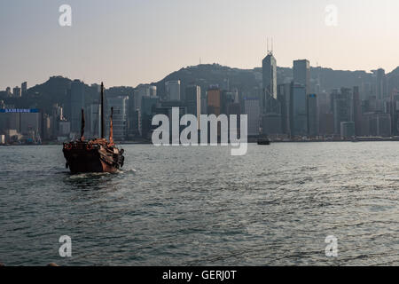 Un bateau naviguant dans le port de Victoria, Hong Kong, Chine Banque D'Images