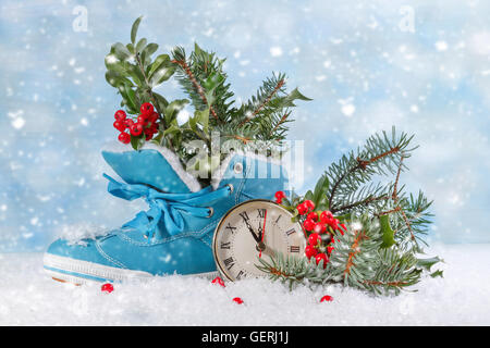 Réveil de Noël avec des bottes et des feuilles de houx Banque D'Images