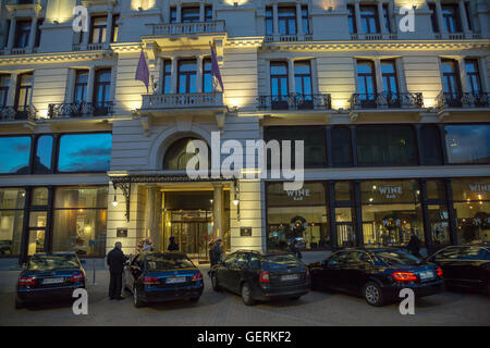 Varsovie, Pologne, l'hôtel Bristol dans la soirée Banque D'Images