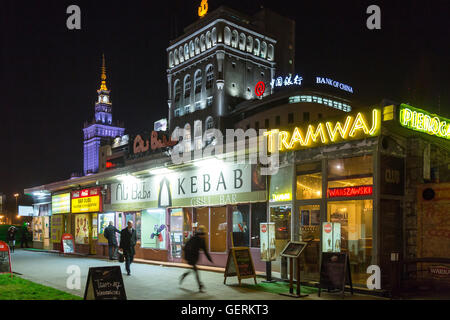 Varsovie, Pologne, a ouvert des stands de nourriture dans le centre-ville de nuit Banque D'Images