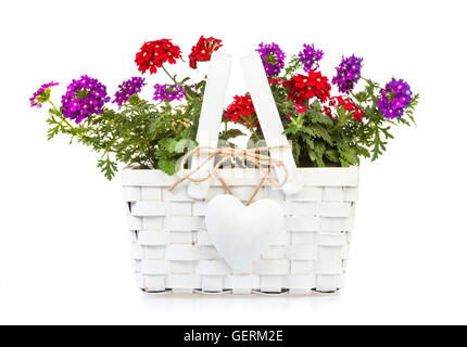 Panier cadeau blanc avec pendentif en forme de coeur rempli de verveine rouge et violet fleurs isolé sur fond blanc Banque D'Images