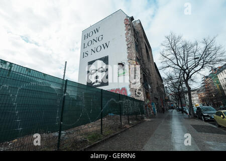 Berlin, Allemagne, peint avec graffiti mur de feu de l'ancien Tacheles Banque D'Images