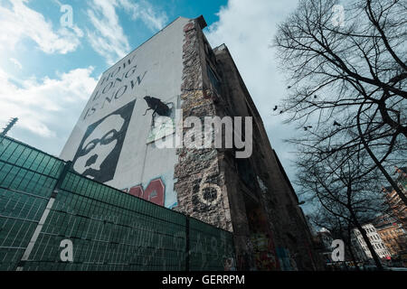 Berlin, Allemagne, peint avec graffiti mur de feu de l'ancien Tacheles Banque D'Images