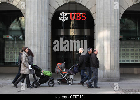 Zuerich, Suisse, les gens passent devant une succursale de la banque UBS Banque D'Images