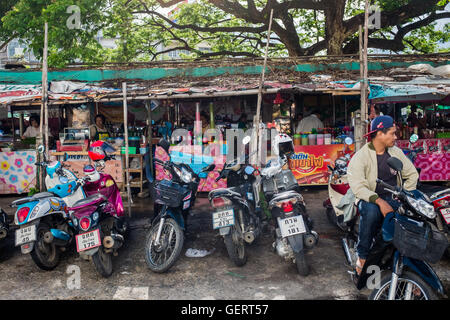 Les scooters et motos garées en face de street food market Chiang Mai, Thaïlande Banque D'Images