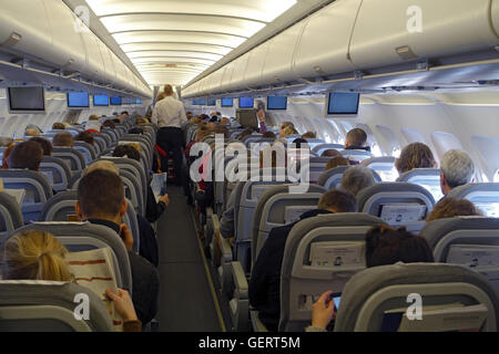 Vantaa, Finlande, les passagers et l'équipage de cabine dans une cabine de l'avion Banque D'Images