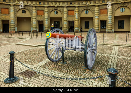 Cannon à l'extérieur du Palais Royal. Stockholm, Suède Banque D'Images