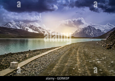 Sur le lac haut de Shandur Pass dans le nord du Pakistan Banque D'Images
