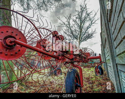 Une machine agricole utilisée pour étaler le foin Banque D'Images