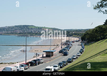 En regardant vers la jetée et la plage de Colwyn Bay Banque D'Images