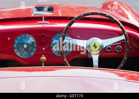 1952 Ferrari 225 Spider Vignale Sport volant et tableau de bord de voiture Banque D'Images