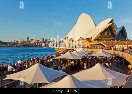 Rencontre des gens dans les bars le long du quai du port de Sydney à côté sous l'opéra de Sydney. Banque D'Images