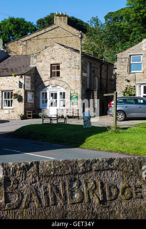 Le beau salon de thé et café de Corn Mill dans le parc national de Bainbridge Village Yorkshire Dales Angleterre Royaume-Uni Banque D'Images