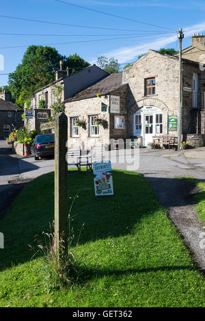 Le beau salon de thé et café de Corn Mill dans le parc national de Bainbridge Village Yorkshire Dales Angleterre Royaume-Uni Banque D'Images